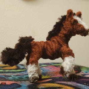 Escultura de animales hecha con limpiapipas (¡vea las fotos para más detalles!).