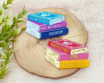 Jane Austen Bücherstapel Brosche | Laser-cut Acrylglas