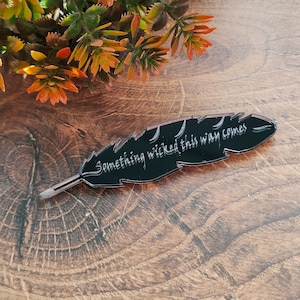 Broche "Something Wicked This Way Comes" / Joyería con pluma de Shakespeare / Acrílico cortado con láser