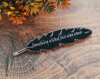 Broche "Something Wicked This Way Comes" / Joyería con pluma de Shakespeare / Acrílico cortado con láser