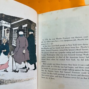 K&ouml;nnte beinhalten: Eine Illustration einer Taverne mit drei Personen, die vor dem Geb&auml;ude stehen. Die Taverne hei&szlig;t "The Queen's Head Tavern". Der Text im Bild lautet: "Im Jahr 1776, als Phoebe Fraunces dreizehn Jahre alt war, gab ihr ihr Vater einen sehr gef&auml;hrlichen Job. Phoebe sollte eine Spionin werden."