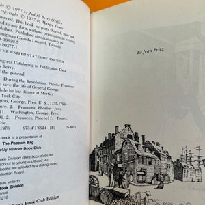 K&ouml;nnte beinhalten: Schwarz-wei&szlig;-Illustration einer Stra&szlig;enszene in einer Stadt. Die Illustration zeigt eine Reihe von Geb&auml;uden mit ein paar Personen, die auf der Stra&szlig;e gehen. Die Illustration stammt aus einem Kinderbuch.