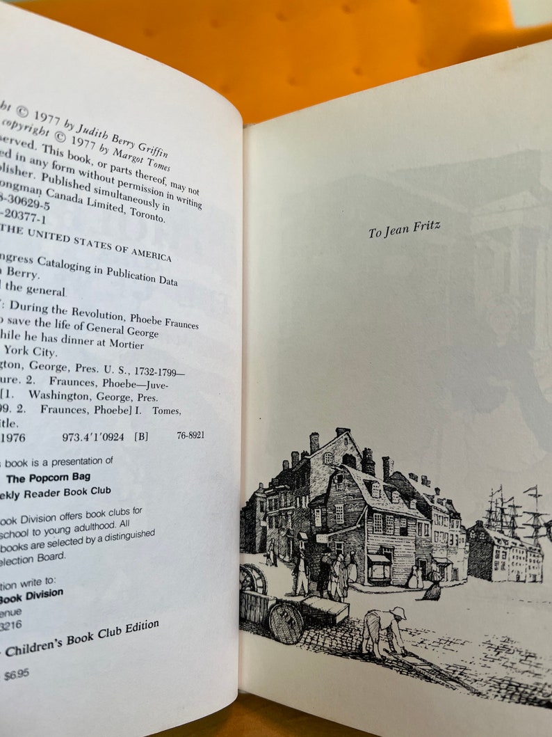 K&ouml;nnte beinhalten: Schwarz-wei&szlig;-Illustration einer Stra&szlig;enszene in einer Stadt. Die Illustration zeigt eine Reihe von Geb&auml;uden mit ein paar Personen, die auf der Stra&szlig;e gehen. Die Illustration stammt aus einem Kinderbuch.