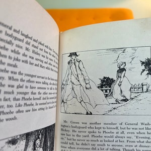 K&ouml;nnte beinhalten: Schwarz-wei&szlig;-Illustration von zwei Personen, die in einem Garten spazieren gehen. Die Person links tr&auml;gt einen Hut und einen langen Mantel. Die Person rechts tr&auml;gt ein langes Kleid. Die Illustration stammt aus einem Kinderbuch.