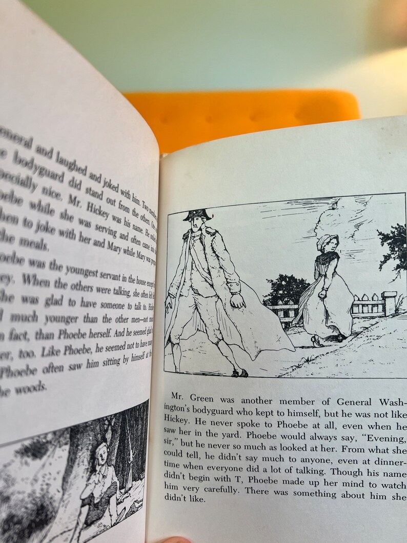 K&ouml;nnte beinhalten: Schwarz-wei&szlig;-Illustration von zwei Personen, die in einem Garten spazieren gehen. Die Person links tr&auml;gt einen Hut und einen langen Mantel. Die Person rechts tr&auml;gt ein langes Kleid. Die Illustration stammt aus einem Kinderbuch.