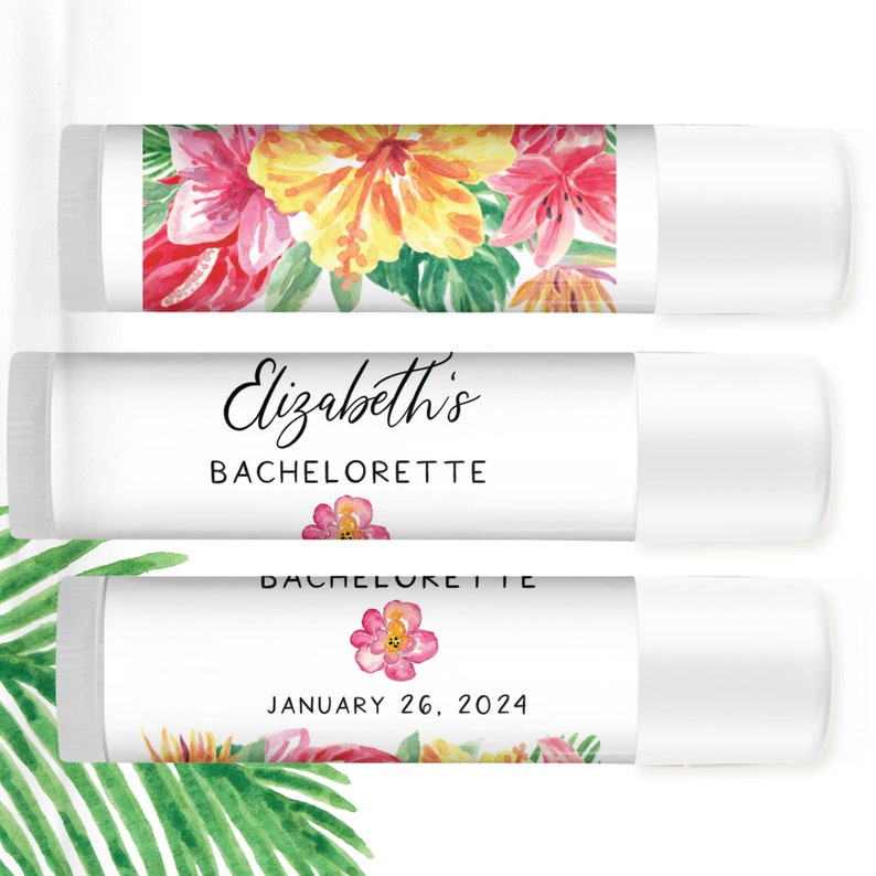 Puede incluir: Tres tubos de b&aacute;lsamo labial blancos. El tubo superior presenta un dise&ntilde;o floral con flores rojas, rosas y amarillas. El tubo central dice "Elizabeth's BACHELORETTE". El tubo inferior tiene una flor rosa y la fecha "JANUARY 26, 2024".