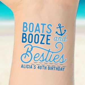 Peut inclure: Tatouage temporaire bleu et blanc avec le texte "Boats Booze and Besties" et un symbole d'ancre. Le texte "Alicia's 40th Birthday" est sous le texte principal.