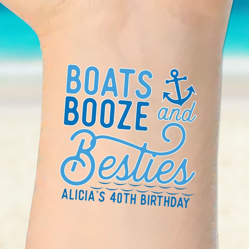 Peut inclure: Tatouage temporaire bleu et blanc avec le texte "Boats Booze and Besties" et un symbole d'ancre. Le texte "Alicia's 40th Birthday" est sous le texte principal.