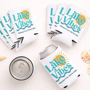 Enfriadores de latas personalizados con el tema "Lake Vibes" o "Lake Life" / Recuerdos para despedidas de soltera en el lago / Regalos para viajes de chicas y vacaciones familiares