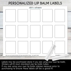Puede incluir: Una hoja de etiquetas de b&aacute;lsamo labial personalizadas blancas con espacios rectangulares para personalizaci&oacute;n. El texto "PERSONALIZED LIP BALM LABELS" y "JOY & chaos" est&aacute;n en la parte superior. Se muestran dos tubos de b&aacute;lsamo labial. El texto en la parte inferior dice "&iexcl;Viste tu b&aacute;lsamo labial favorito con estas pegatinas personalizadas. &iexcl;Solo pelar y pegar!"