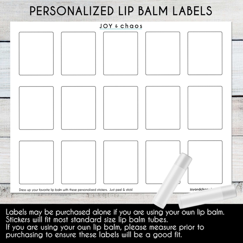 Puede incluir: Una hoja de etiquetas de b&aacute;lsamo labial personalizadas blancas con espacios rectangulares para personalizaci&oacute;n. El texto "PERSONALIZED LIP BALM LABELS" y "JOY & chaos" est&aacute;n en la parte superior. Se muestran dos tubos de b&aacute;lsamo labial. El texto en la parte inferior dice "&iexcl;Viste tu b&aacute;lsamo labial favorito con estas pegatinas personalizadas. &iexcl;Solo pelar y pegar!"