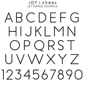 K&ouml;nnte beinhalten: Eine schwarze serifenlose Schriftartdarstellung mit dem Gro&szlig;buchstabenalphabet von A bis Z und den Zahlen 0 bis 9. Der Text oben lautet JOY & CHAOS LETTERING EXAMPLE. Die Zeichen sind in einem sauberen, einheitlichen und minimalistischen Stil gehalten.