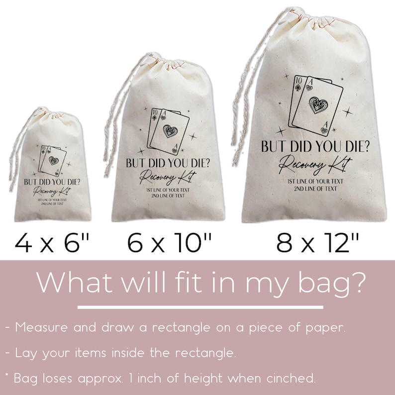 K&ouml;nnte beinhalten: Drei cremefarbene Beutel mit Kordelzug in den Gr&ouml;&szlig;en 10x15 cm, 15x25 cm und 20x30 cm. Jeder Beutel zeigt eine schwarze Grafik von zwei Spielkarten und den Text BUT DID YOU DIE? Recovery Kit, mit zwei Zeilen f&uuml;r individuellen Text darunter.
