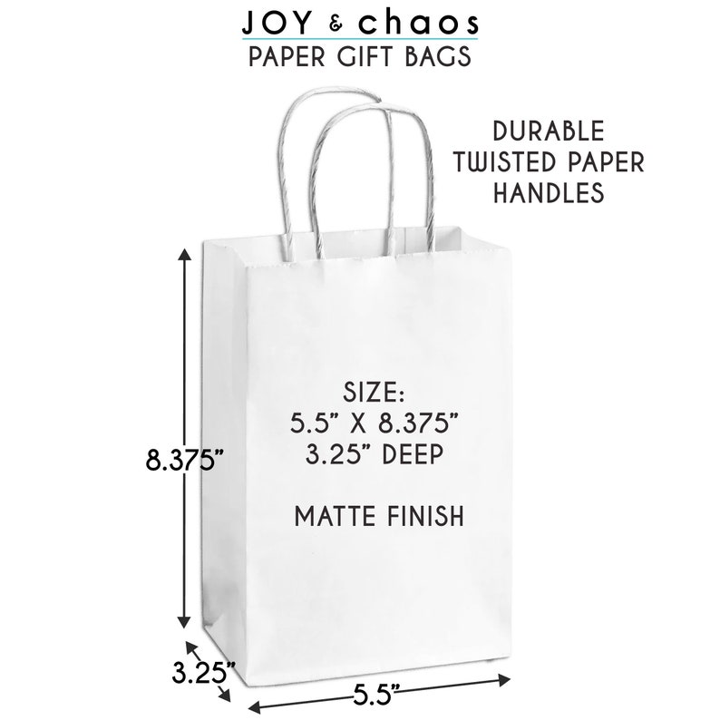 K&ouml;nnte beinhalten: Wei&szlig;e Papier-Geschenk-Tasche mit gedrehten Papiergriffen. Die Tasche misst 14 cm x 21,27 cm und ist 8,26 cm tief. Die Tasche hat eine matte Oberfl&auml;che.