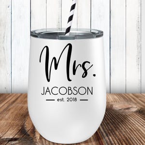 Puede incluir: Un vaso blanco de acero inoxidable con una inscripci&oacute;n negra que dice "Mrs. Jacobson - est. 2018".