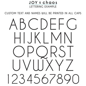 Puede incluir: Un fondo blanco muestra un ejemplo de letras. El texto "JOY & chaos" y "LETTERING EXAMPLE" est&aacute;n en la parte superior. Debajo, el alfabeto y los n&uacute;meros 1-9 se muestran en una fuente sans-serif. Tambi&eacute;n se incluye el texto "CUSTOM TEXT AND NAMES WILL BE PRINTED IN ALL CAPS".