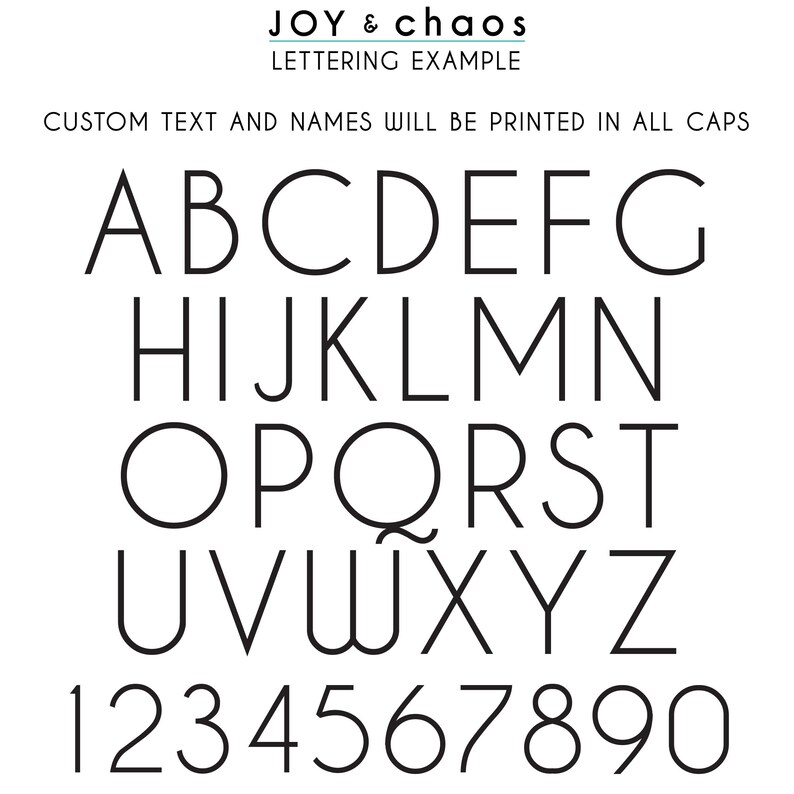 Puede incluir: Un fondo blanco muestra un ejemplo de letras. El texto "JOY & chaos" y "LETTERING EXAMPLE" est&aacute;n en la parte superior. Debajo, el alfabeto y los n&uacute;meros 1-9 se muestran en una fuente sans-serif. Tambi&eacute;n se incluye el texto "CUSTOM TEXT AND NAMES WILL BE PRINTED IN ALL CAPS".