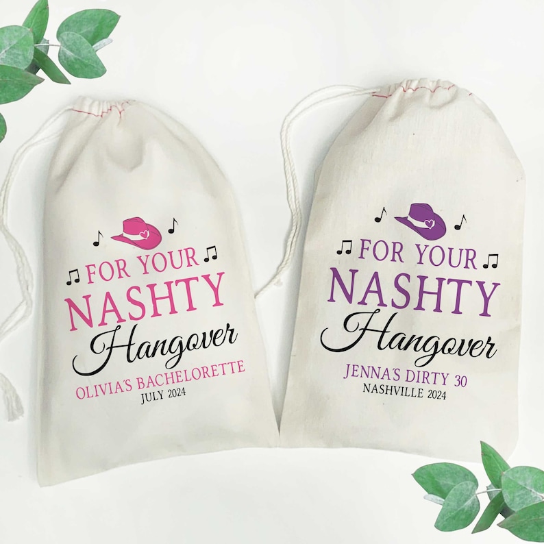 Puede incluir: Dos bolsas de algod&oacute;n color crema con cord&oacute;n, con un icono de sombrero vaquero, notas musicales y el texto FOR YOUR NASHTY Hangover. Una bolsa muestra OLIVIA'S BACHELORETTE JULY 2024 en rosa, la otra JENNA'S DIRTY 30 NASHVILLE 2024 en morado.