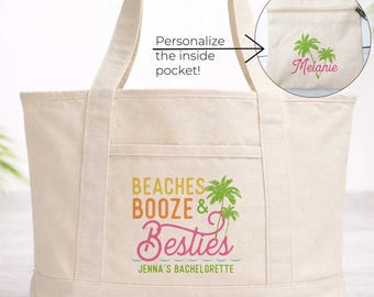 Peut inclure: Sac fourre-tout crème avec le texte "Beaches, Booze & Besties" en orange, jaune et rose. Le sac présente un motif de palmier et le texte "Jenna's Bachelorette". Un encart montre une poche avec un motif de palmier et le nom "Melanie".