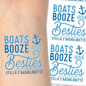 Peut inclure: Deux tatouages temporaires sur le th&egrave;me nautique. Les tatouages comportent le texte "Boats Booze and Besties" avec un symbole d'ancre et une ligne ondul&eacute;e en dessous. Le texte "Stella's Bachelorette" est &eacute;galement inclus sur chaque tatouage.