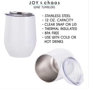 Puede incluir: Dos vasos de vino de acero inoxidable blanco con tapas transparentes de presi&oacute;n. Los vasos tienen una capacidad de 350 ml y est&aacute;n aislados t&eacute;rmicamente. El texto "JOY & chaos WINE TUMBLERS" est&aacute; en la parte superior de la imagen. El texto "STAINLESS STEEL, 12 OZ. CAPACITY, CLEAR SNAP ON LID, THERMAL INSULATED, BPA FREE, USE WITH COLD OR HOT DRINKS" est&aacute; listado debajo de los vasos.