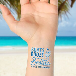 Peut inclure: Un tatouage temporaire avec du texte bleu qui dit "BOATS & BOOZE and Besties" avec un symbole d'ancre et une ligne ondul&eacute;e en dessous. Le texte "ALICIA'S 40TH BIRTHDAY" est sous le texte principal.