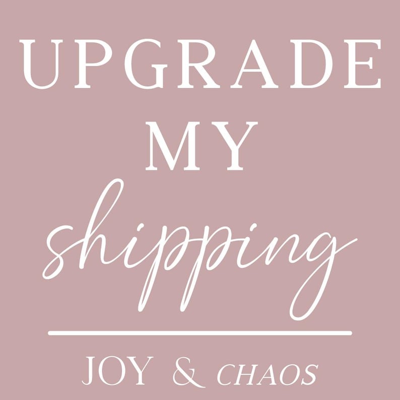 Op de afbeelding: Een roze achtergrond met witte tekst die luidt "UPGRADE MY shipping". Daaronder een witte horizontale lijn en de woorden "JOY & CHAOS" in kleinere letters.