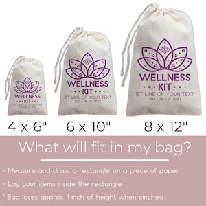 K&ouml;nnte beinhalten: Drei cremefarbene Beutel mit Kordelzug in den Gr&ouml;&szlig;en 4x6, 6x10 und 8x12 Zoll. Jeder Beutel zeigt eine violette Lotusbl&uuml;tengrafik, den Text WELLNESS KIT und zwei Zeilen f&uuml;r individuellen Text. Das Bild enth&auml;lt Anweisungen zum Abmessen.