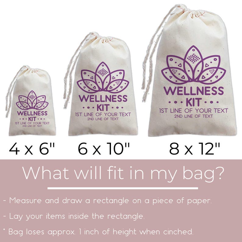 K&ouml;nnte beinhalten: Drei cremefarbene Beutel mit Kordelzug in den Gr&ouml;&szlig;en 4x6, 6x10 und 8x12 Zoll. Jeder Beutel zeigt eine violette Lotusbl&uuml;tengrafik, den Text WELLNESS KIT und zwei Zeilen f&uuml;r individuellen Text. Das Bild enth&auml;lt Anweisungen zum Abmessen.