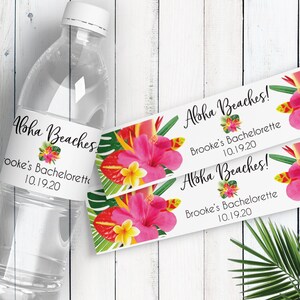 Puede incluir: Dos etiquetas de botella de agua con tem&aacute;tica tropical con flores de hibisco rosas, hojas verdes y el texto "Aloha Beaches!" Brooke's Bachelorette 10.19.20