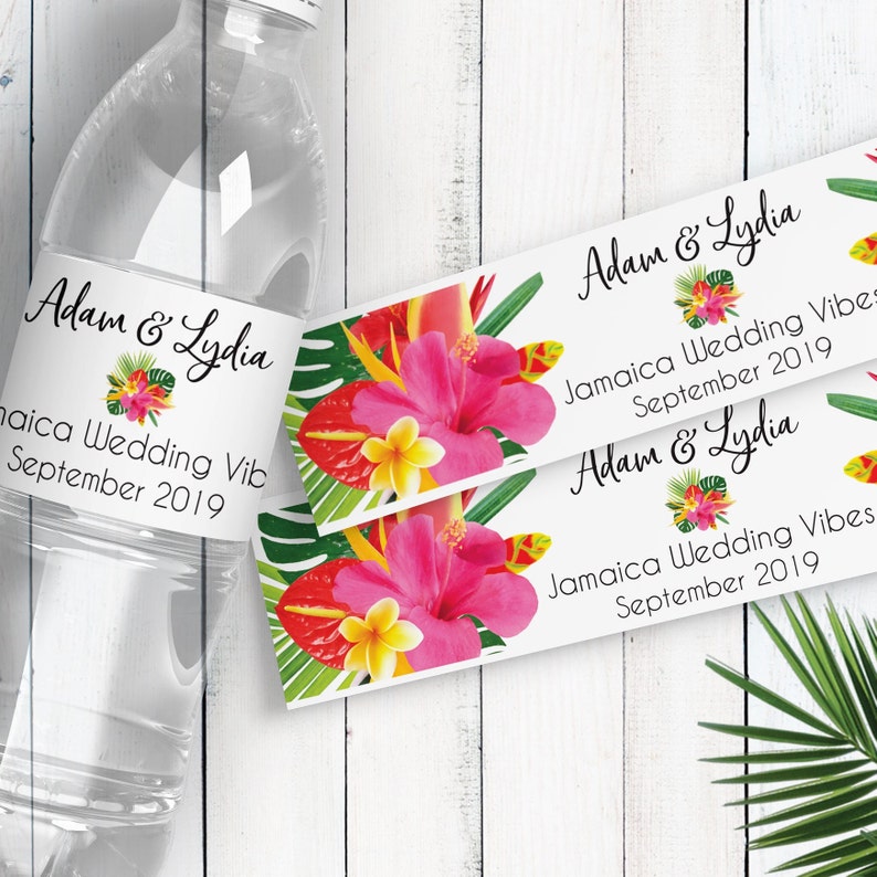 Puede incluir: Dos etiquetas de regalo de boda con flores tropicales con el texto "Adam & Lydia" y "Jamaica Wedding Vibes September 2019".
