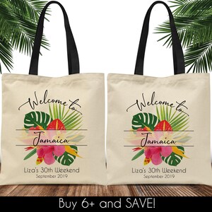 Puede incluir: Dos bolsas de lona beige con asas negras. Cada bolsa presenta un dise&ntilde;o floral tropical con el texto "Bienvenido a Jamaica" y "El fin de semana del 30 cumplea&ntilde;os de Liza Septiembre 2019".