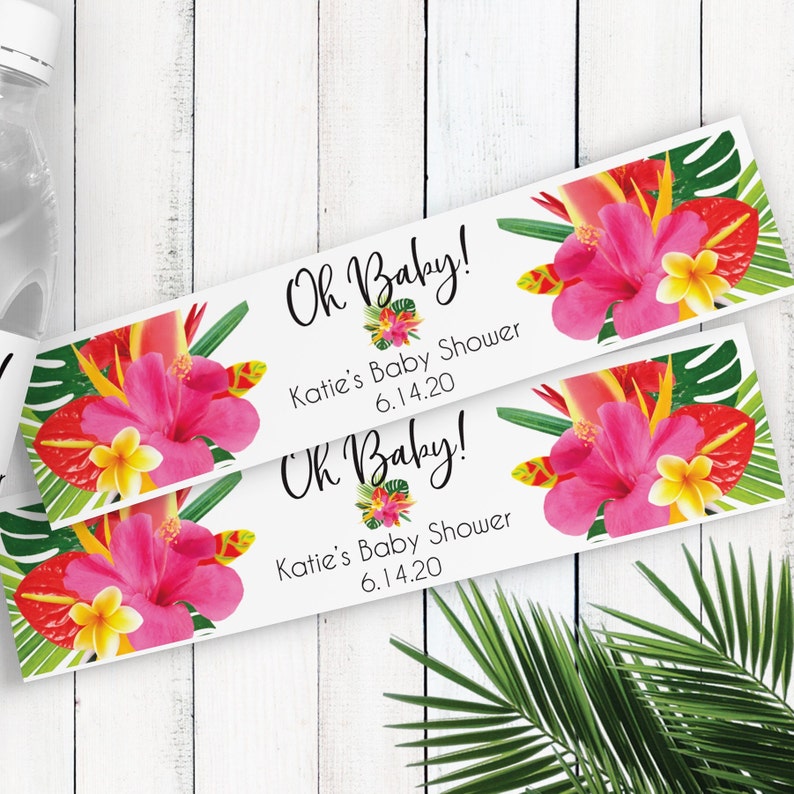 Puede incluir: Dos etiquetas de favor para una fiesta de bienvenida al beb&eacute; con tem&aacute;tica tropical con flores de hibisco rosas, hojas verdes y el texto "Oh Baby! Katie's Baby Shower 6.14.20"