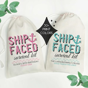 Op de afbeelding: Twee off-white canvas trekkoordzakjes met de tekst SHIP FACED survival kit en een ankericoon. Eén zakje heeft roze tekst OLIVIA'S 30TH BIRTHDAY AUGUST 2026, de andere heeft blauwgroene tekst THE LARSON FAMILY CRUISE GOOD TIMES & TAN LINES.