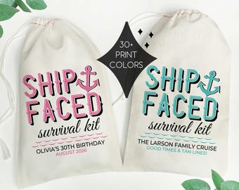 Puede incluir: Dos bolsas de lona con cordón en color blanco roto con el texto SHIP FACED survival kit y un icono de ancla. Una bolsa tiene texto rosa OLIVIA'S 30TH BIRTHDAY AUGUST 2026, la otra texto turquesa THE LARSON FAMILY CRUISE GOOD TIMES & TAN LINES.