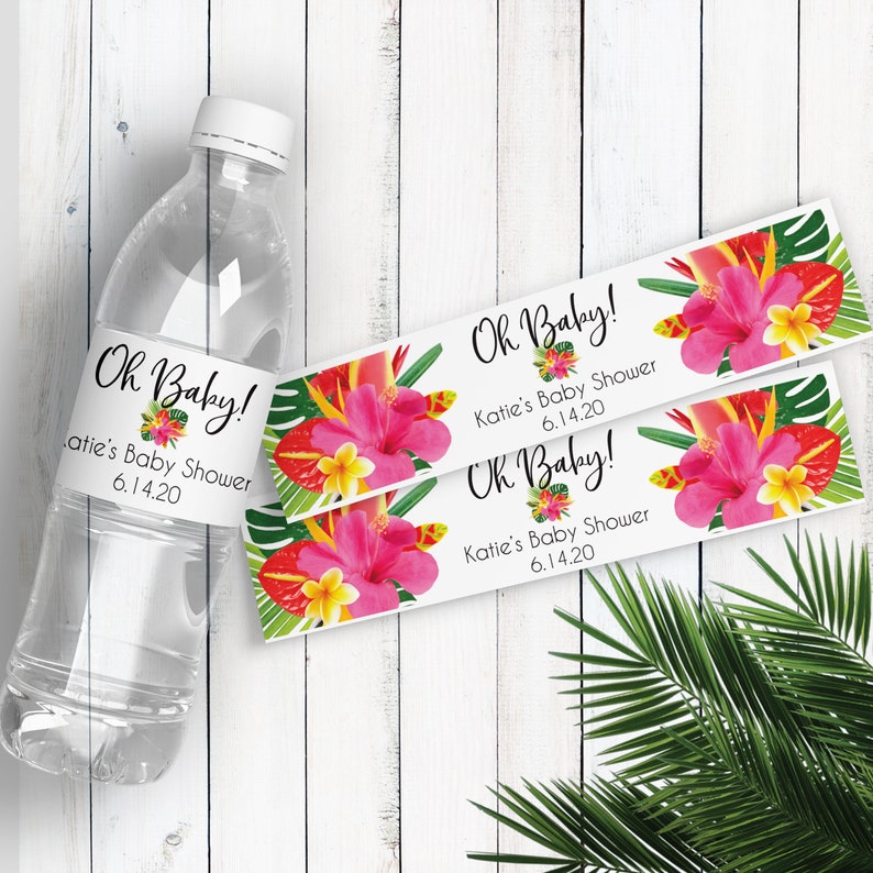Puede incluir: Dos etiquetas de botella de agua con tem&aacute;tica tropical con flores de hibisco rosas, hojas verdes y el texto "Oh Baby!" Katie's Baby Shower 6.14.20