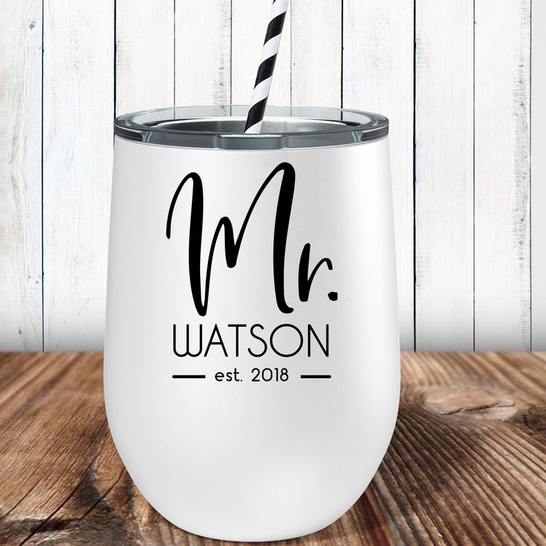 Puede incluir: Un vaso blanco de acero inoxidable con una inscripci&oacute;n negra que dice "Mr. WATSON - est. 2018".
