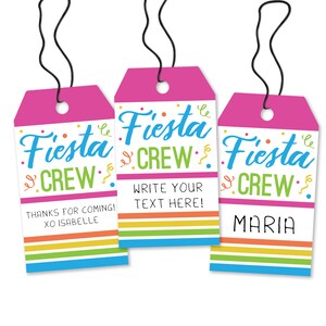 K&ouml;nnte beinhalten: Drei rosa und wei&szlig;e Geschenkanh&auml;nger mit bunten Streifen und Konfetti. Die Anh&auml;nger zeigen den Text "Fiesta Crew" mit den Worten "Danke f&uuml;rs Kommen! XO Isabelle", "Schreiben Sie Ihren Text hier!" und "Maria".
