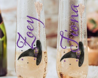 Copas de champán con sombrero de bruja y nombre personalizado: copas personalizadas para fiesta de Halloween