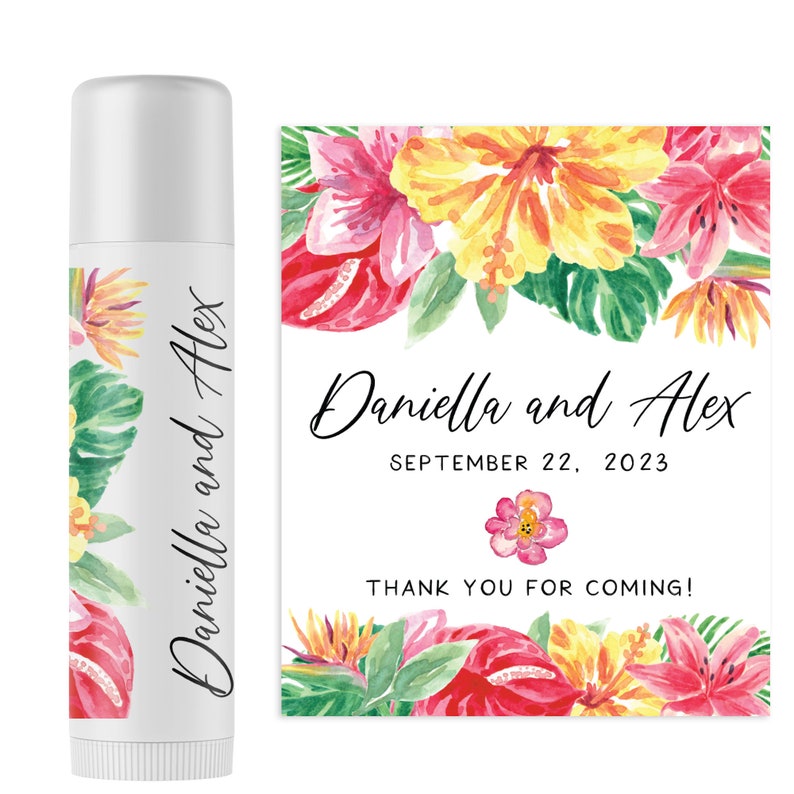 Puede incluir: Un tubo de b&aacute;lsamo labial blanco y una tarjeta a juego con dise&ntilde;os florales en acuarela en rosa, amarillo y verde. El texto "Daniella and Alex" aparece en ambos art&iacute;culos, junto con la fecha "22 de septiembre de 2023" y "THANK YOU FOR COMING!" en la tarjeta.