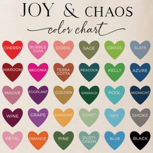 Puede incluir: Una tabla de colores titulada JOY & CHAOS que presenta una cuadr&iacute;cula de treinta iconos en forma de coraz&oacute;n de varios colores. Cada coraz&oacute;n contiene una etiqueta de texto que identifica el color, incluidos Cherry, Bubble Gum, Coral, Sage, Grass, Slate, Maroon, Begonia, Terra Cotta, Peacock, Kelly, Azure, Mauve, Eggplant, Golden, Emerald, Pool, Midnight, Wine, Grape, Sunshine, Coast, Sky, Smoke, Petal, Orange, Pine, Dusty Green, Blue y Black.