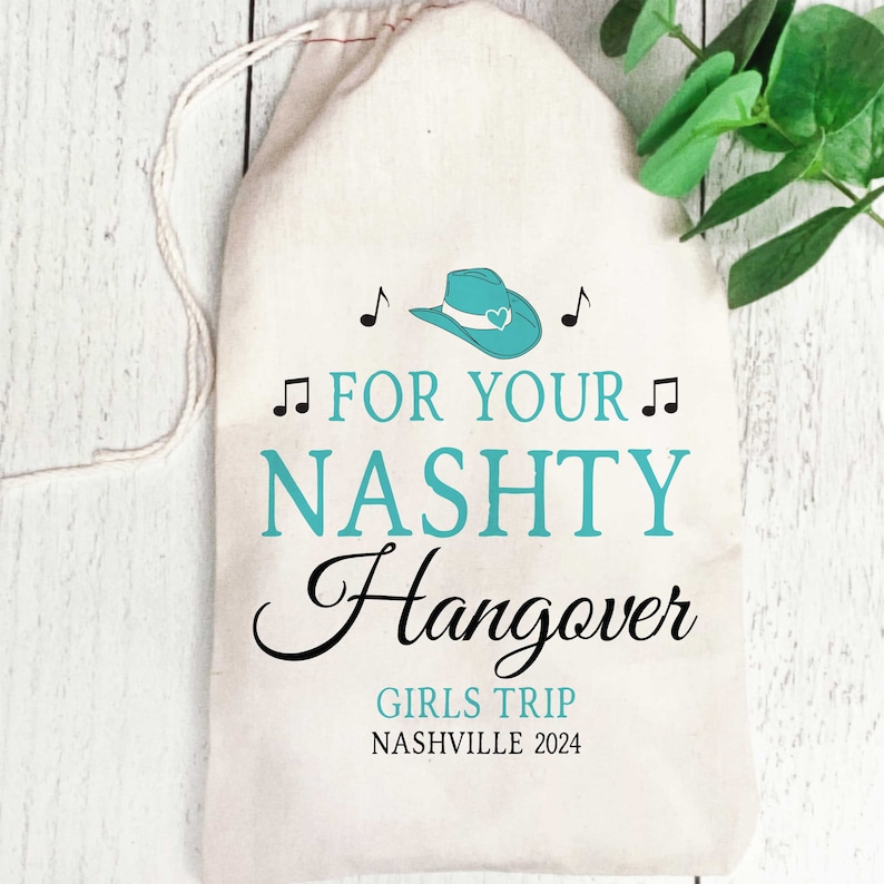 Puede incluir: Una bolsa de lona beige con cord&oacute;n que presenta un icono de sombrero de vaquero turquesa con un coraz&oacute;n, notas musicales negras y el texto FOR YOUR NASHTY Hangover GIRLS TRIP NASHVILLE 2024 impreso en fuentes turquesa y negras en el frente.