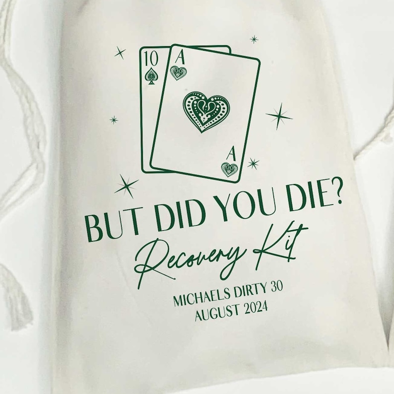 K&ouml;nnte beinhalten: Ein cremefarbener Beutel mit Kordelzug und einem dunkelgr&uuml;nen Aufdruck von einer Zehn in Pik und einem Herz-Ass. Der Text lautet BUT DID YOU DIE? Recovery Kit, MICHAELS DIRTY 30 und AUGUST 2024, umgeben von kleinen Sternsymbolen.
