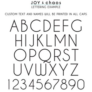 Puede incluir: Una imagen en blanco y negro que muestra un estilo de fuente con letras may&uacute;sculas de la A a la Z y n&uacute;meros del 1 al 0. El texto "JOY & chaos LETTERING EXAMPLE CUSTOM TEXT AND NAMES WILL BE PRINTED IN ALL CAPS" est&aacute; en la parte superior de la imagen.