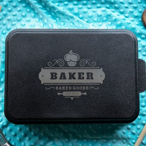Engraved Aluminum Cake Pan with Lid: Personalized Kitchen Gift (13x9)