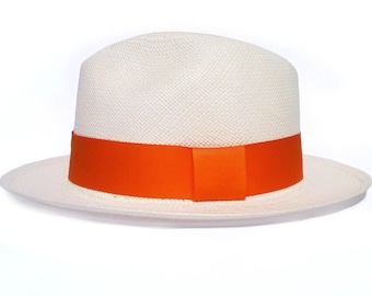 Panamahut mit einem orangefarbenen Band