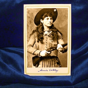ANNIE OAKLEY Old West Sharpshooter Gabinete Cartão Fotografia Foto Vintage CDV