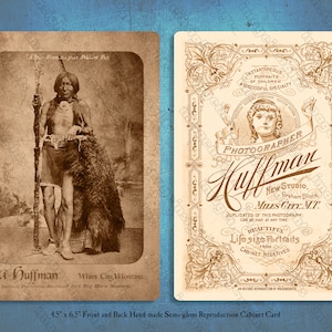 Peuples autochtones - FA HUFFMAN « Tall Bear Minnconjou Medicine Man » Native American Historic Cabinet Card Photographie Recréation/reproduction