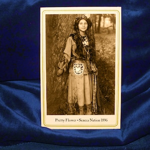 BONITA FLOR Seneca Tribo Native American Cabinet Card Fotografia Reprodução Vintage