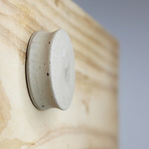 Runder Flacher Schrankknopf aus Beton | Schubladenknauf | Möbelknäufe | Beton Knöpfe | Knöpfe | Scandi Style | Beton Griffe | Zement Knöpfe